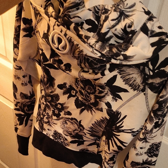 lululemon athletica Black and White Floral Jacket - Picture 4 of 4